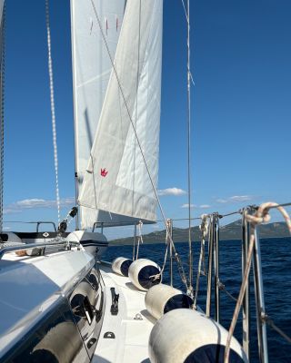 ☕ Ráno kafe, večer sůl na obočí. ⛵ Jediné, na čem přes den záleží je kurz, vítr a parta, co ví, co dělá. Vesta? Má...