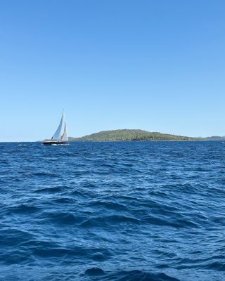 Vítr houkne. Paluba ztichne. A jedu. ⛵ Tenhle klid miluju. Všechno má svoje místo - lana, plachty… a vesta. U Balticu mě...