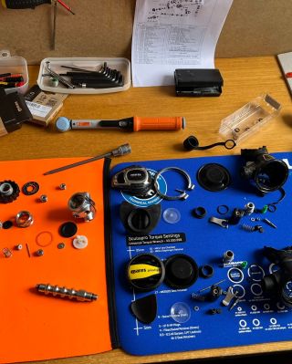 🤿 V hloubce chcete řešit směr plavání a buddy check, ne zvláštní zvuky z regulátoru. Posezónní servis automatiky je...