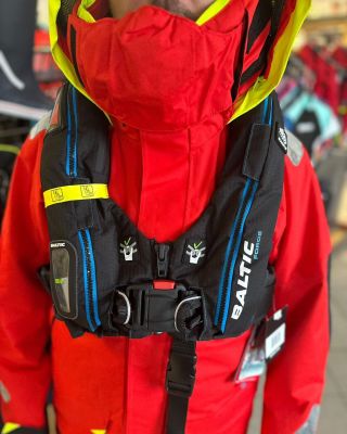 🦺 BALTIC FORCE 190 HARNESS SLA — nejspolehlivější a nejpropracovanější 🧱 Když se počasí zlomí, tahle vesta drží scénář....